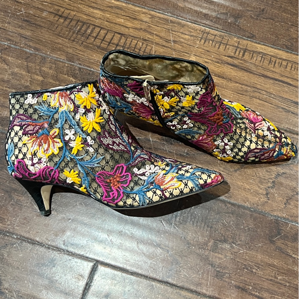 Sam Edelman 9.5 Floral Embroidered Ankle Boots. kitten heel. Light wear on sole.